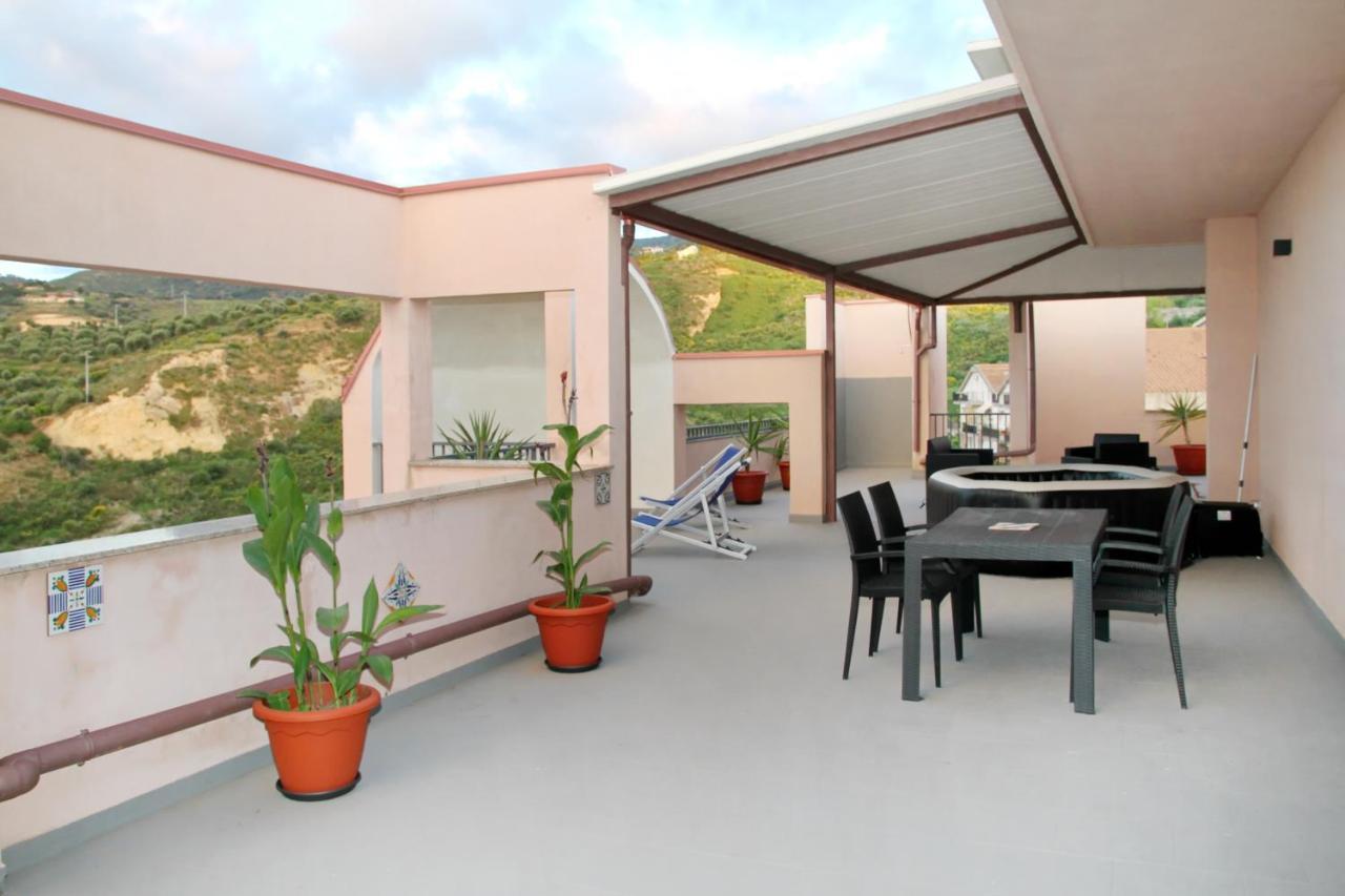 סנטו סטפאנו די קמאסטרה Attico Vista Mare Con Terrazza E Spa Riscaldata מראה חיצוני תמונה